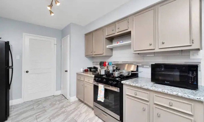 Shenandoah House | Big Groups and Pet Welcome Slps 13, Near Hospitals, Concerts, Sport facilities.
