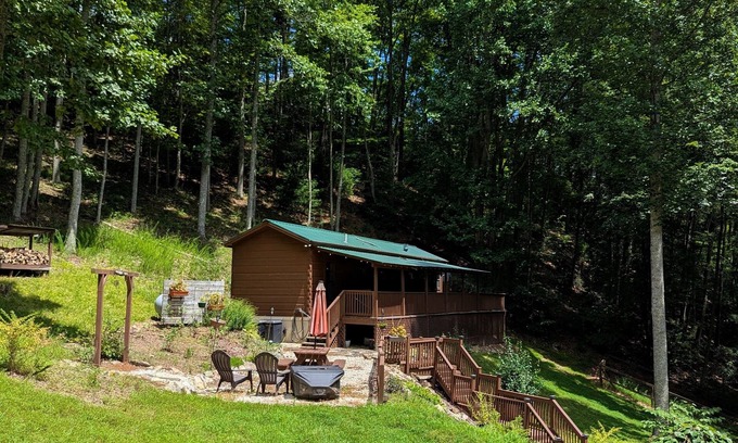 Marshall Cabin | Big Pine Hideaway, a 2 Bedroom Cabin with Hot-tub and A/C