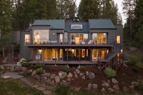 Deschutes River Woods House | Big Sky Bend - Amazing Riverfront for 12