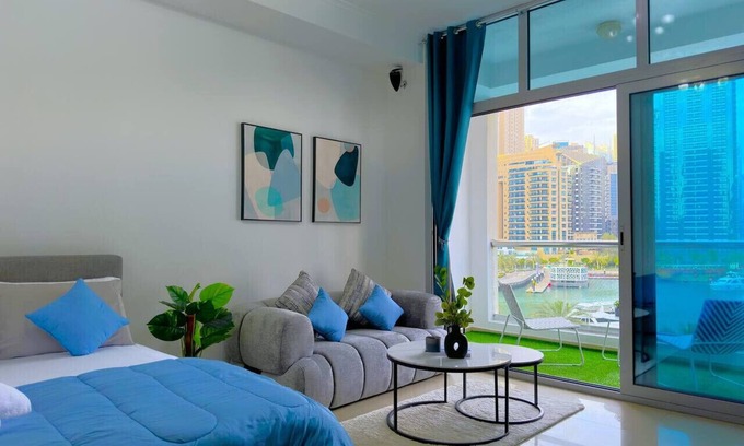 Dubai Marina Apartment | Big Studio w/Balcony and easy access to the Beach in Marina