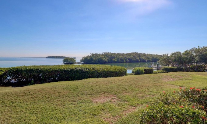 Tierra Verde Condo | BIG water view! UPDATED! Private pool, hot tub. gym, 3 min to Ft. DeSoto BEACH