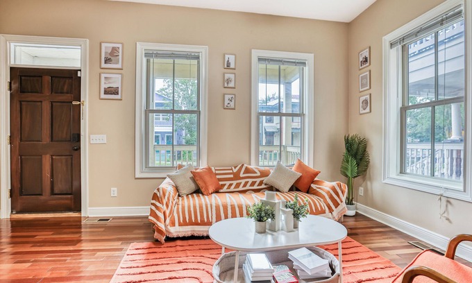 Thomas Square Apartment | Big Yard + BBQ - Summer Getaway near Starland & River St