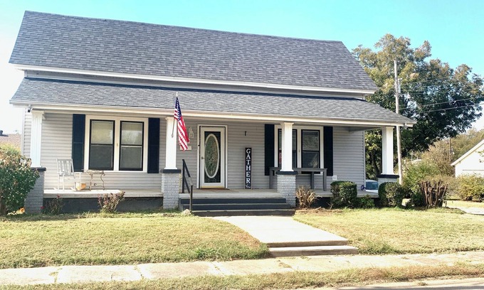 Searcy House | Bison Hall 7, no cleaning fee, near court square