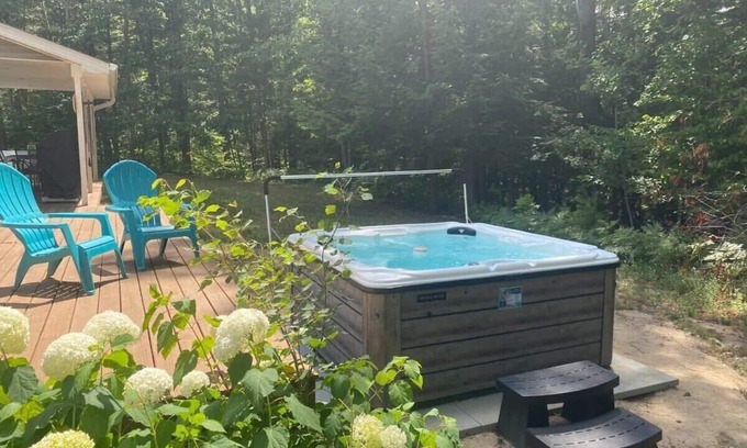 Williamsburg House | Bissell Creek Woodside Cottage - Dog Friendly with Hot Tub!
