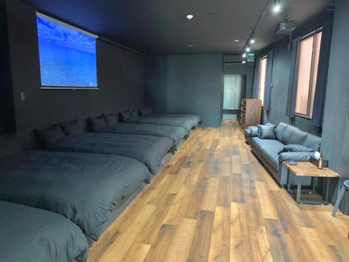 Asato Apartment | Black Penthouse Naha 最大12名宿泊可 118平米 国際通り沿い 牧志駅 徒歩5分