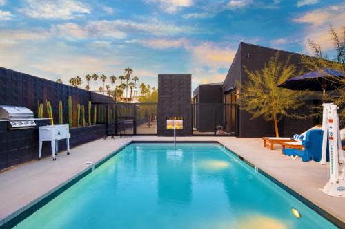 Downtown Palm Springs Hotel | Blackhaus A B Buyout by AvantStay Sleeps 16