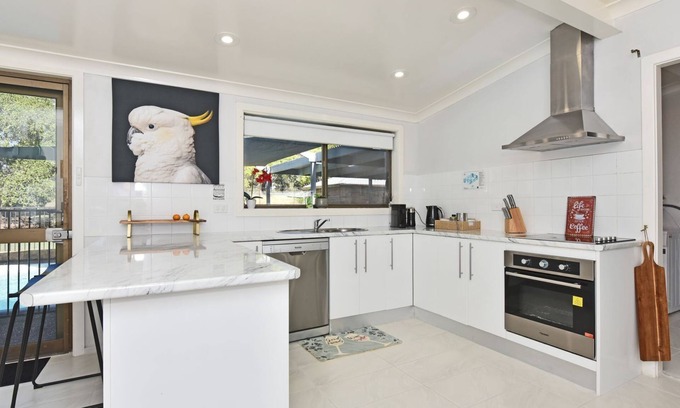 Pokolbin House | Blaxlands Kangaroo Homestead with Hot Tub walk to Concerts and Wineries