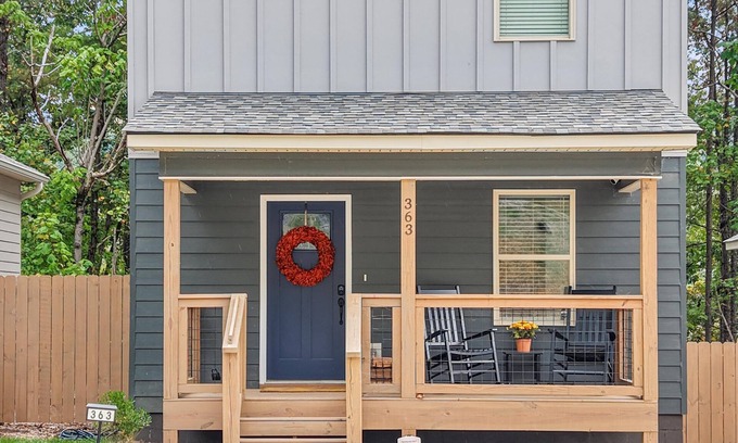 Lookout Valley Neighborhood Association House | Bluebird Cottage | Cozy home CLOSE to downtown!