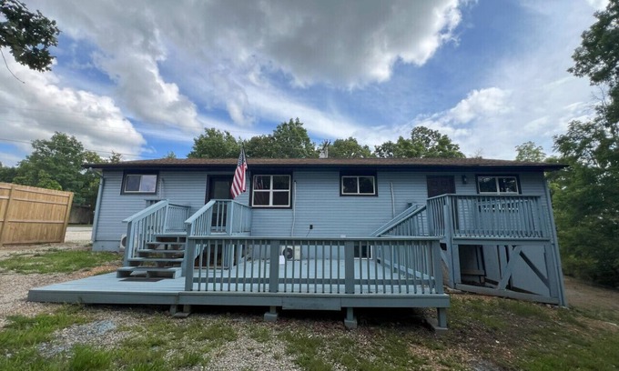 St. Robert Apartment | Bluebird Liberty Cottage