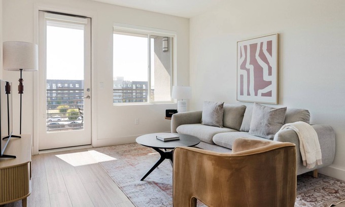 Fremont Apartment | Blueground | East Industrial, pool, nr Central Park