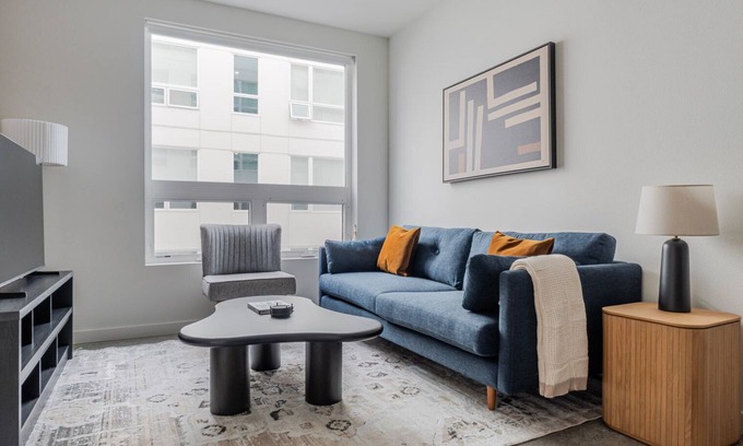 New Tacoma Apartment | Blueground | New Tacoma, balcony, nr Museum