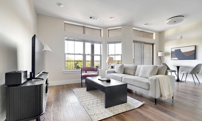 Scofield Farms Apartment | Blueground | Scofield Farms, pool, nr Walnut Creek Park
