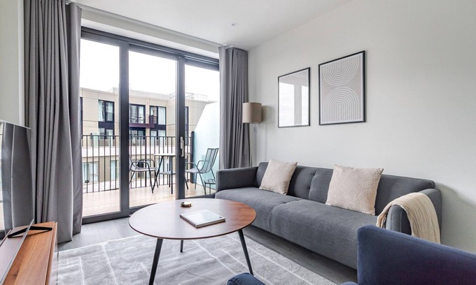 Stratford and New Town Apartment | Blueground | Stratford, pool, nr Queen Elizabeth Park