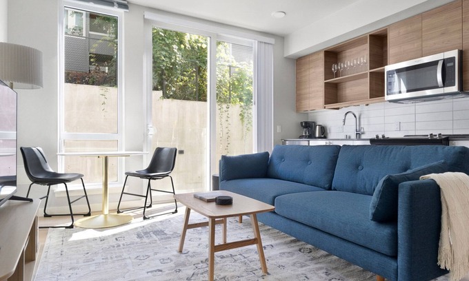 West Queen Anne Apartment | Blueground | West Queen Anne, balcony, nr Kerry Park