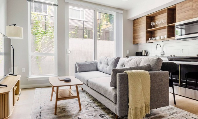 West Queen Anne Apartment | Blueground | West Queen Anne, balcony, nr Kerry Park