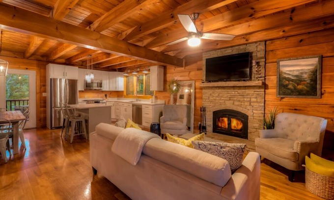 East Ellijay Cabin | Bluejay - Mountain Views | Pet Friendly | Hot Tub | Theater Room | Pool Table | Foosball | Firepit