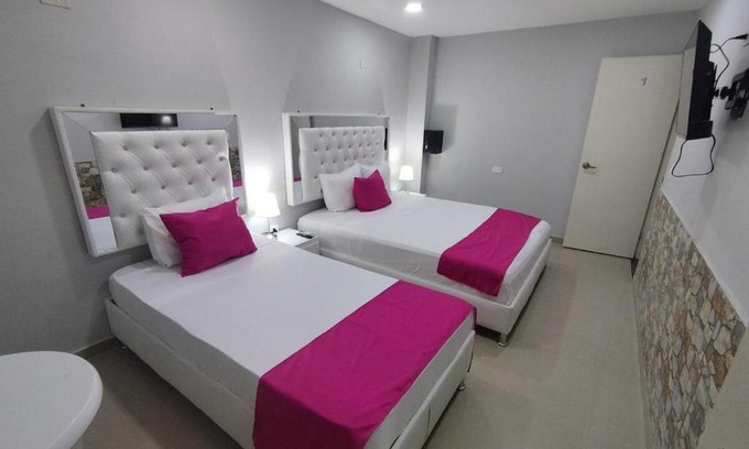Marbella Cabin | Bm-2 room near the sea with air conditioning and WIFI