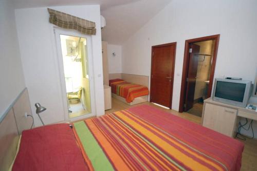 Sveti Stefan Apartment | BMV room for 2-3 with greenery view