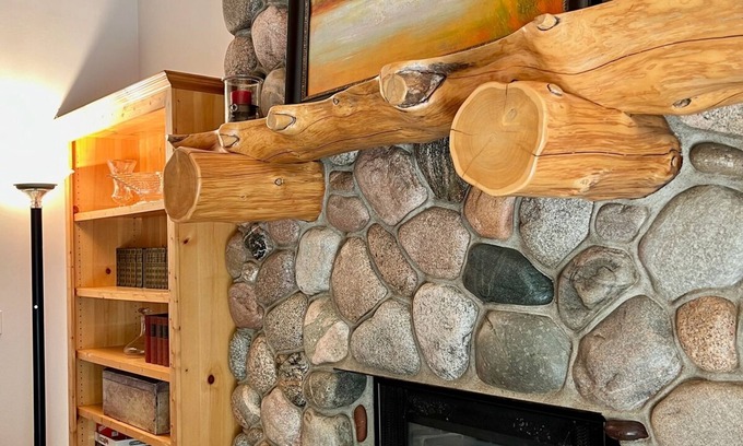 Mayfield House | Boardman Monarch River HOT TUB Fireplace