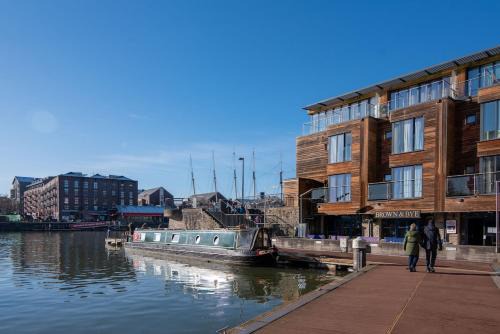 Canon's Marsh Apartment | Boat House - Luxe Apt with River View - Next to Harbour & Cafes