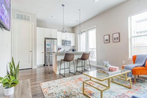 McKinney Apartment | Boulevard Stays Pool Gym Parking 1BR King Suite A