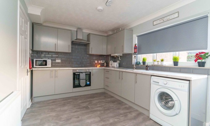 Huntington House | Boutique Home Sleeps 6 Free Parking with garden