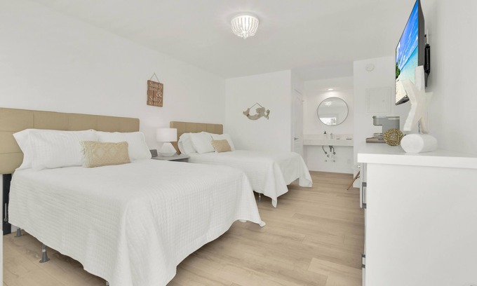 Deerfield Beach Hotel | Boutique Hotel 2 double beds with POOL, LOCATION! 1 block to BEACH/Restaurants