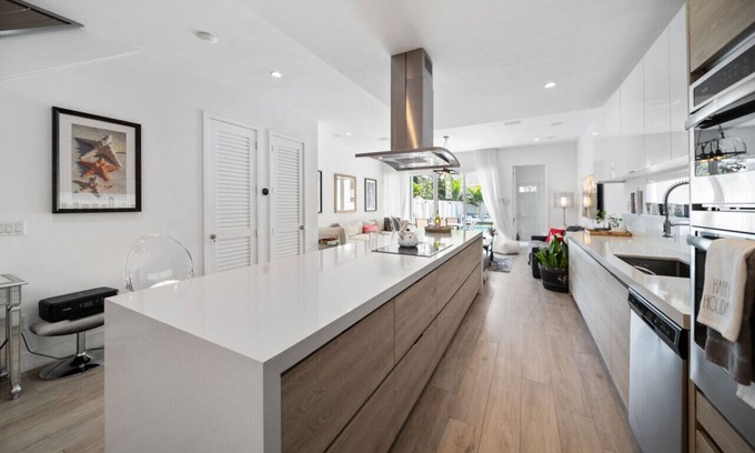 Coral Way Villa | Boutique Stay for 22 guests – 10% Off for Thanksgiving!