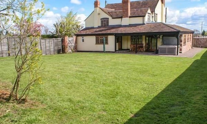 Little Malvern Cottage | BRAMBLES COTTAGE, pet friendly, character holiday cottage in Malvern