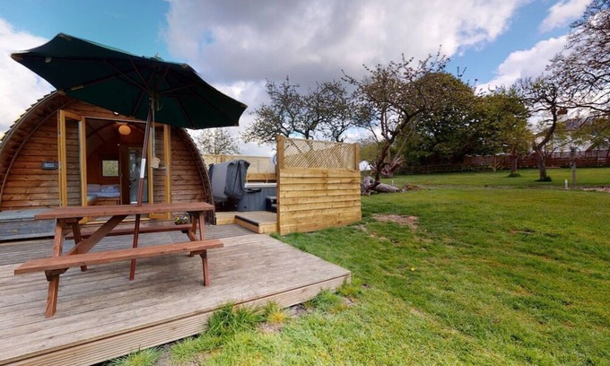 Leighton Buzzard House | Bramley - Delightful en-suite wigwam with hot tub
