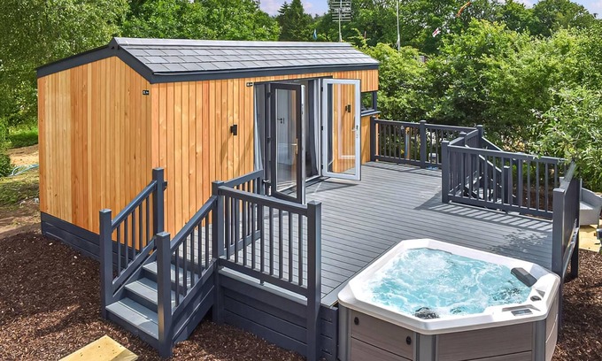 Holton Le Clay Ski Chalet | Brand new for 2021 is this stunning open plan modern hotel suite lodge.