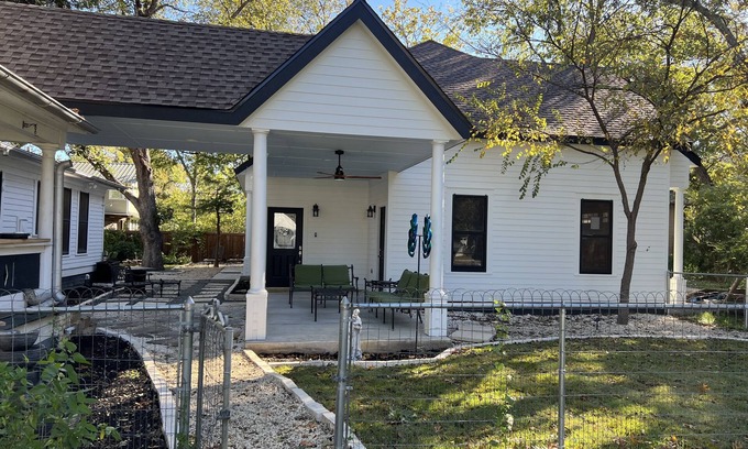 Georgetown House | Brand new garage apartment which we like to call our "Gtown Treehouse"