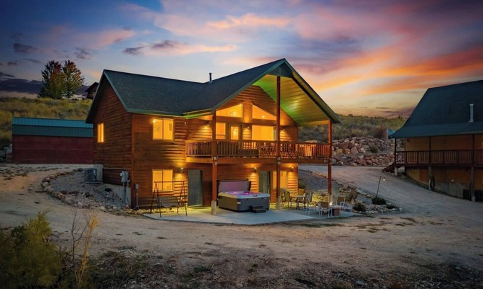 Fish Haven House | Brando Lodge | Lake Views - Hot Tub - Fire Pit
