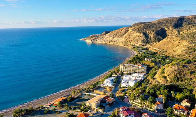 Pissouri House | Breath-taking sunrise &sea view, close to amenities ,Great for couples & family.