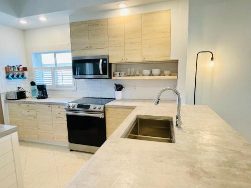 Sanibel Apartment | Breathtaking Views at Seaspray - Oceanfront accomodations