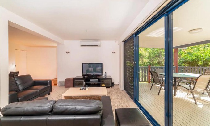 Balmoral House | Breezy 4 Bedroom Queenslander in Balmoral