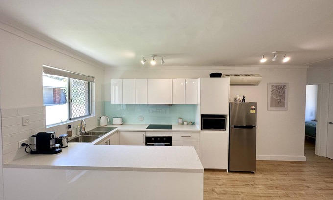 Scarborough Villa | Breezy beach villa - 5 minute walk to beach, cafes & restaurants!