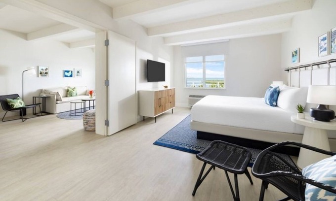 New Town Hotel | Breezy Key West Stay | Renovated Rooms, Pool, Bar & Nightly Fun