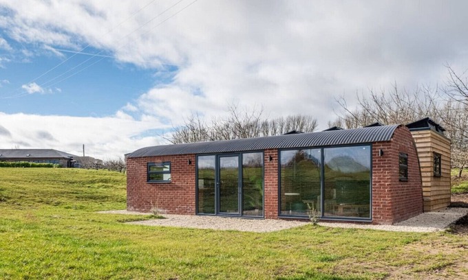 Cropthorne House | Brick Barn - Luxury Barn Conversion by River Avon