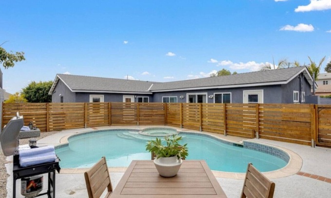 Grant Hill Apartment | Briggs|HEATED Pool/Spa|Downtown|Freeways|Beaches