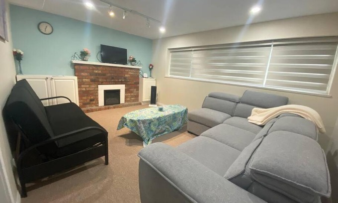 Delta Apartment | Bright 1 BR suite w/ free parking & wifi & Netflix