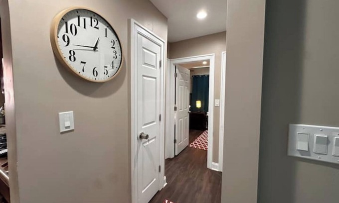 North Valley Stream House | Bright 2 BR 8 min from JFK, 4 min from US and Mall, Free Street Parking 24/7.