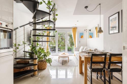 Woodside Apartment | Bright 2BR Garden Flat in South Norwood