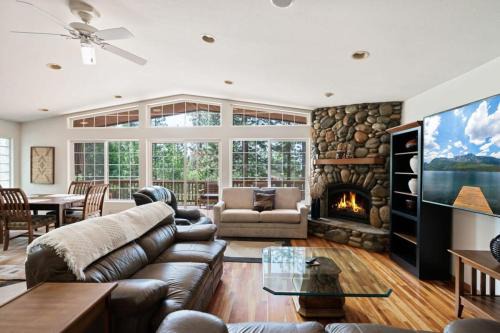 Kings Beach House | Bright 3BDR Near Beach and Slopes