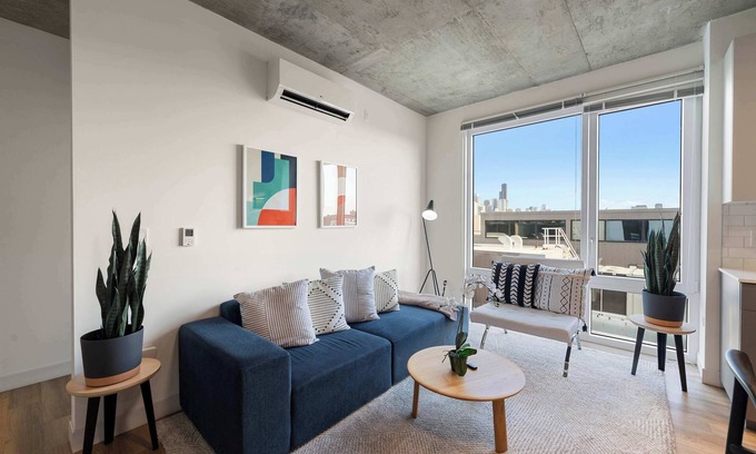 River North Hotel | Bright 3BR Stylish Apartment Near North Ave Shops