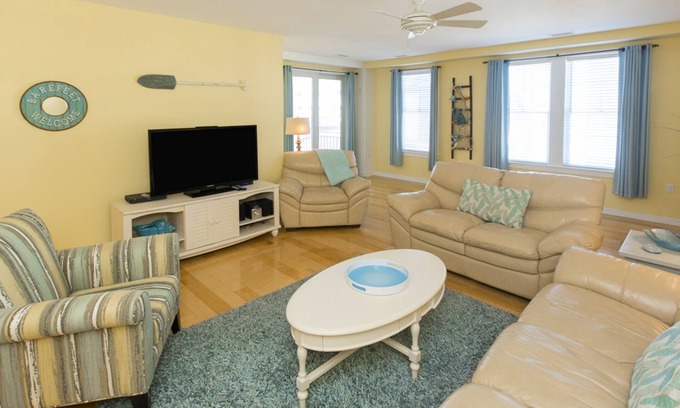 Sandbridge Condo | Bright 3rd-floor courtyard condo with balcony, pools, gym, & AC