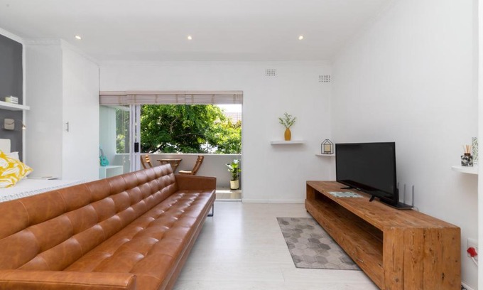 Three Anchor Bay Apartment | Bright Airy Studio in Green Point