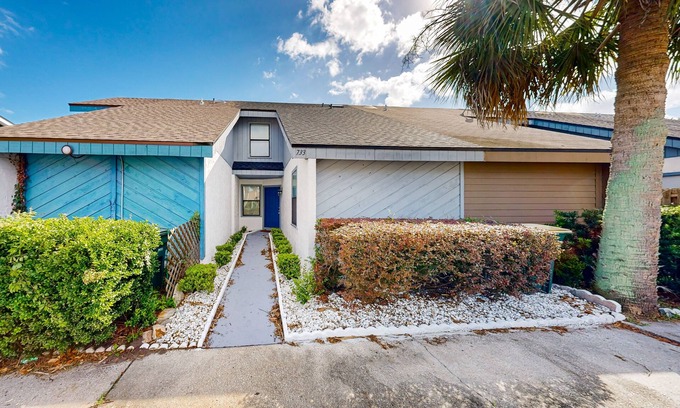 Arlington Condo | Bright and cozy condo with central AC, enclosed yard, & free wifi