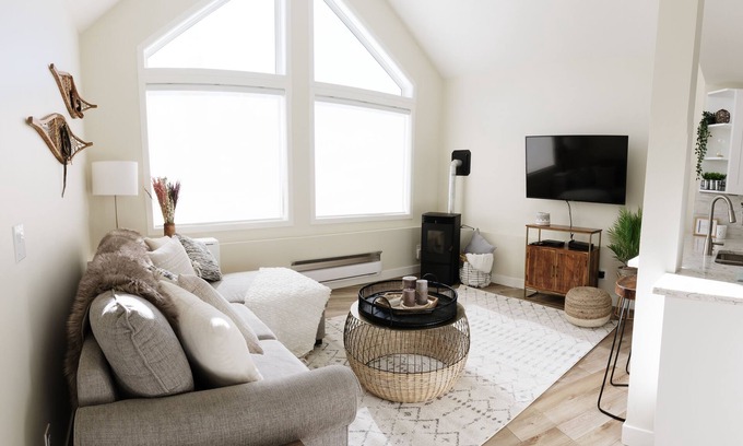 Snow Pine Estates House | Bright and modern, SKI IN/OUT with Hot tub and cozy fireplace!