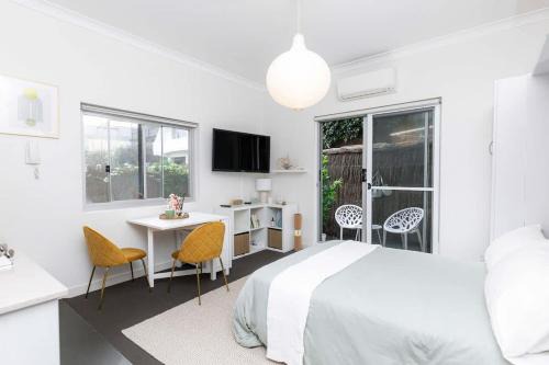 North Bondi Apartment | Bright Beachfront Studio with Terrace & Aircon